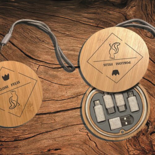 PERSONALIZIRANA GRAVURA NA KUTIJICU ZA KABEL SA 3 ADAPTERA