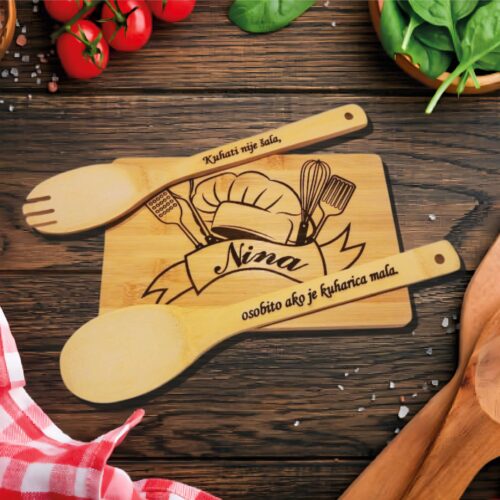 SET SA PERSONALIZIRANOM GRAVURA NA DRVENU DASKU I ŽLICE ZA SALATU