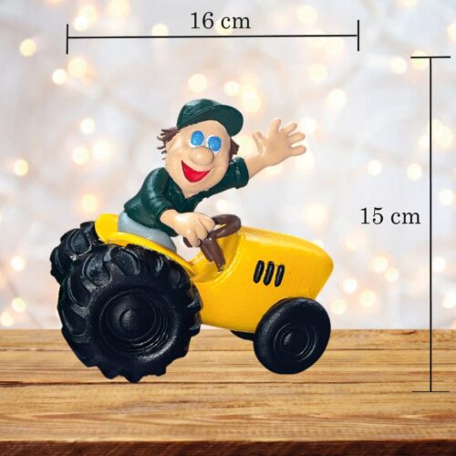 SET FIGURICA ZA TORTU  TRAKTORISTA S PRIKOLICOM I BROJEM