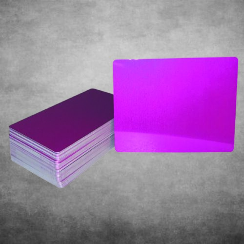 PERSONALIZIRANA GRAVURA NA ALUMINIJSKE VIZITKE – PINK